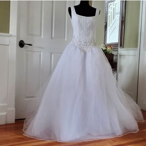 Sleeveless fitted beaded bodice tulle full skirt bridal gown wedding dress